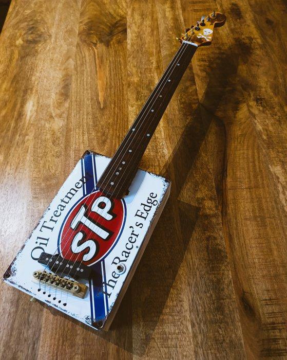 Handmade - STP Cigar Box Guitar - - Elektrische gitaar -, Muziek en Instrumenten, Snaarinstrumenten | Gitaren | Akoestisch