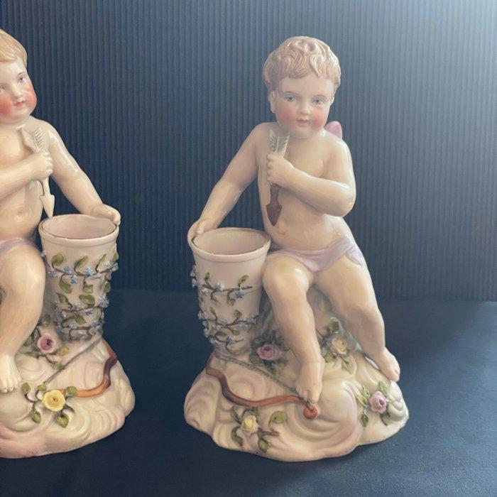 Ernst Bohne (& Söhne) - Figurine - soliflore aux angelots, Antiek en Kunst, Antiek | Glaswerk en Kristal