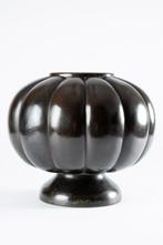 Vase - Bronze - Un fin vase en bronze de forme globulaire et, Antiek en Kunst