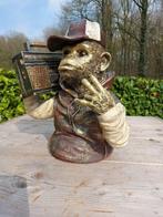 Beeld, monkey with cap listens to radio - 33 cm -