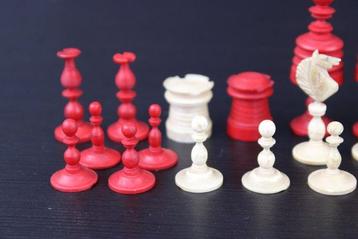 Jeu déchecs - Antique victorian red and white chess set. -