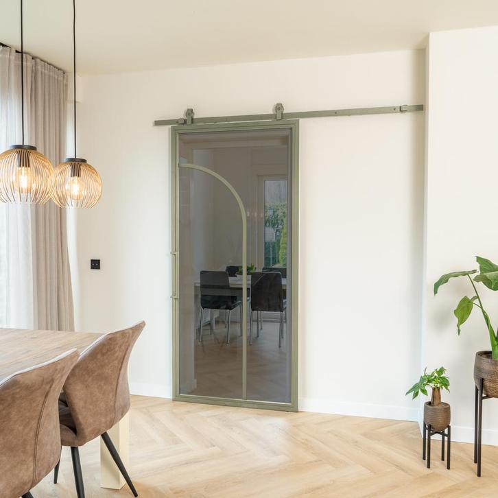 Stalen Schuifdeur - Olijfgroen - 2 Vlaks rond - Rook glas, Doe-het-zelf en Bouw, Raamkozijnen en Schuifdeuren, Inclusief glas