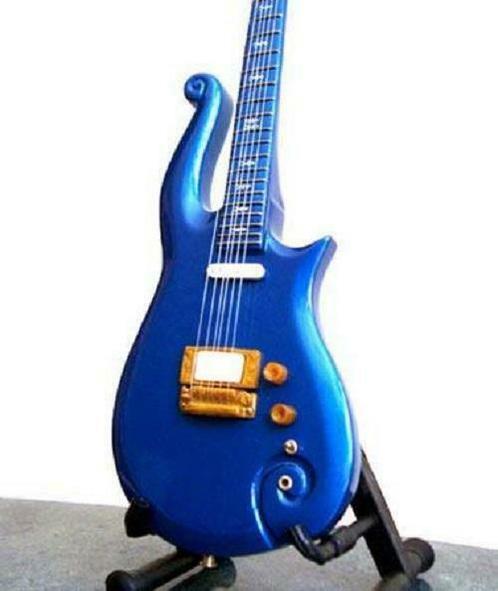 Miniatuur Cloud gitaar met gratis standaard, Verzamelen, Film en Tv, Beeldje, Replica of Model, Nieuw, Verzenden