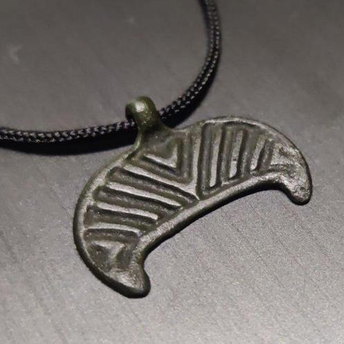 Époque Viking Bronze Belle amulette viking antique de Lunula, Handtassen en Accessoires, Antieke sieraden