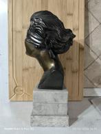 U. Jaccarino - Buste, Dea Bendata - 31 cm - Brons