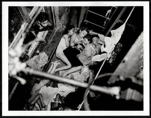 Weegee - Children sleeping on a Fire Escape, New York, 1938, Antiek en Kunst, Kunst | Designobjecten