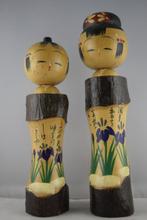 Een paar oude Japanse Kokeshi met irisbloemen - Hout - Japan