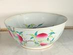 Bord - Porselein - Negen perziken bowl, Antiek en Kunst