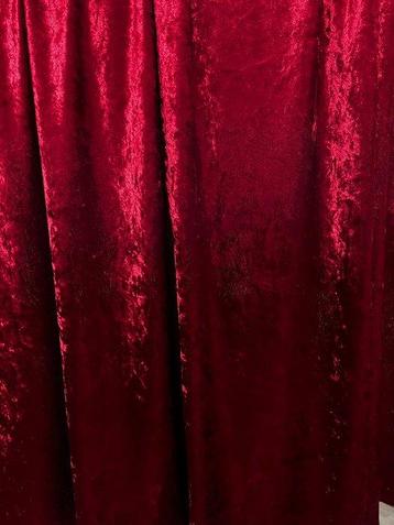 Lichtroze fluwelen met cignogaren, gesneden en intens rood. beschikbaar voor biedingen