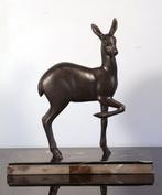 sculptuur, biche - 31 cm - Marmer, Zinklegering - 1930