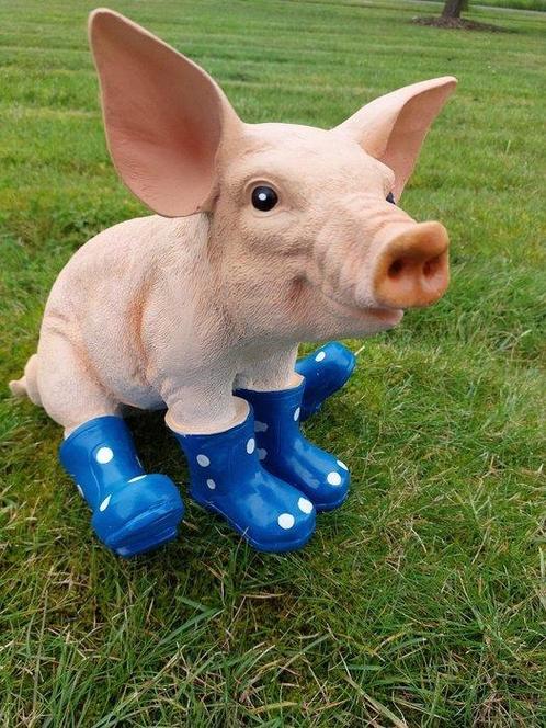 Statue, young pig with boots - 29 cm - polyrésine, Antiek en Kunst, Curiosa en Brocante