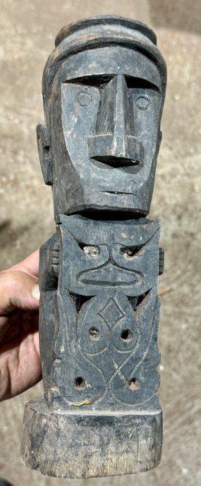 Figure korwar fine de style classique de lîle Yapen -