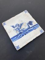 Tegel - Antieke Delfts blauwe tegel met een engel, zittend, Antiek en Kunst