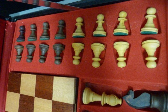Schaakspel - jeu déchecs avec sa malette - Hout, Antiek en Kunst, Curiosa en Brocante