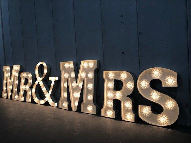 Lamp (6) - Industriële metalen lichtletters Mr & Mrs Hoogte, Antiquités & Art, Antiquités | Assiettes décoratives & Carrelages