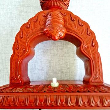 Chinois ancien Cinabre Vase avec décoration florale
