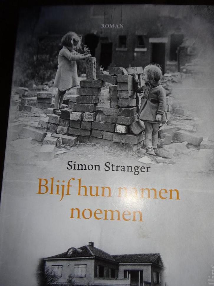 Blijf hun namen noemen 9789402707823 Simon Stranger, Boeken, Romans, Gelezen, Verzenden