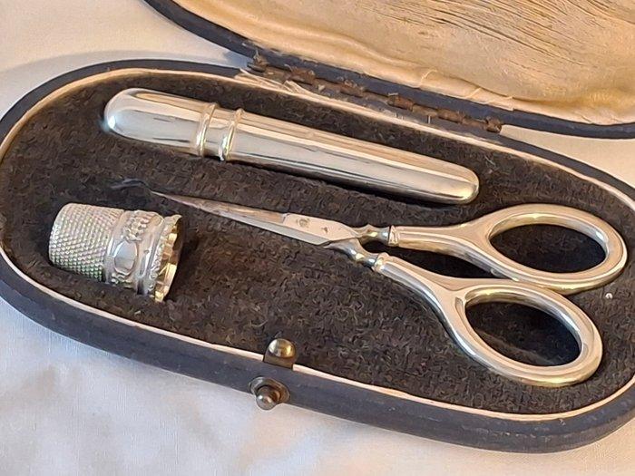 Naaidoos - Ovaal Naaigarnituur, Schaartje, Naaldenkoker en, Antiek en Kunst, Antiek | Zilver en Goud