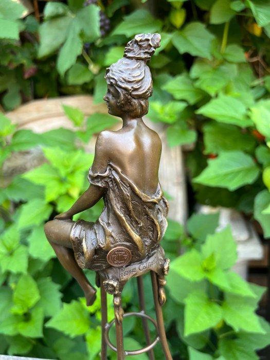 Beeld, Vrouw op kruk - 28.5 cm - Brons, Antiquités & Art, Art | Objets design