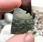 Moldaviet uit Chlum, Zuid-Bohemen - Hoogte: 31 mm - Breedte:, Verzamelen, Mineralen en Fossielen