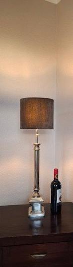 Tafellamp - Metaal verchroomd. - Hoge lamp, inclusief kap