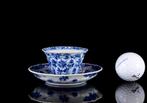 Une tasse et une soucoupe en porcelaine chinoise bleu et, Antiek en Kunst