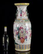 Un vase balustre chinois monumental (H61 cm) en famille rose