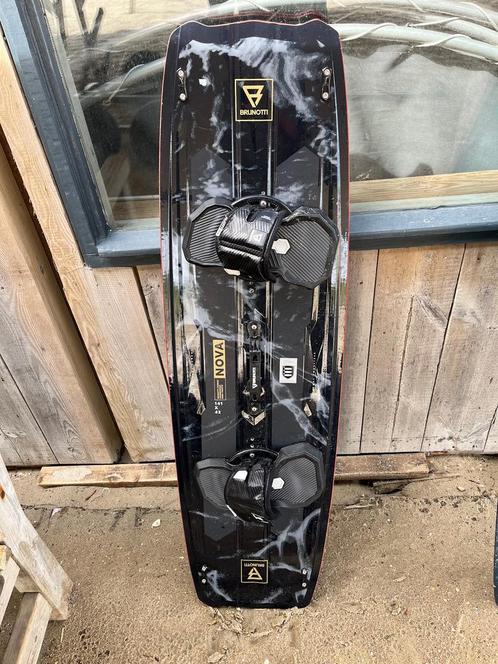 Brunotti Nova Kiteboard 141 + gravity pro pads, Watersport en Boten, Kitesurfen, Kiteboard, Gebruikt, Twintip