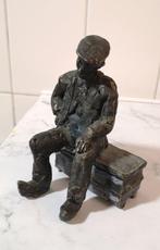 Figurine - Zittende man op kist - 1,5 kg - Bronze patiné