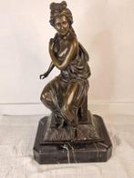 Partial: B.azhengj - Beeld, Bronzen beeld hurkende vrouw -