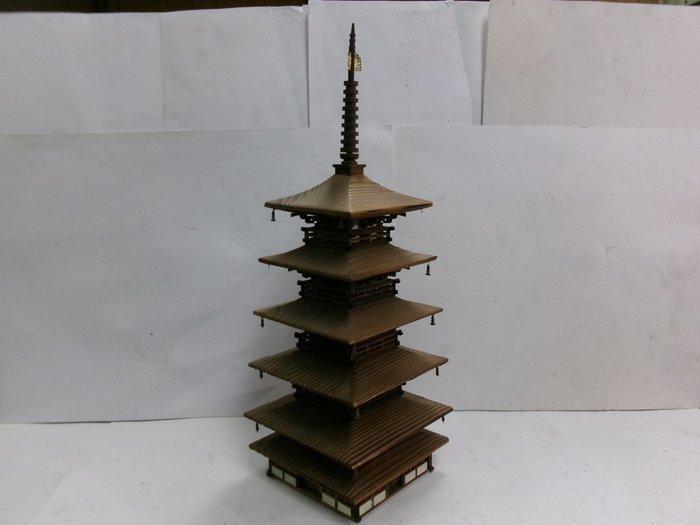 Bois - La pagode à cinq étages du temple Horyu-ji à Nara. -, Antiquités & Art, Antiquités | Autres Antiquités