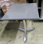 Tafel met grijze blad en metalen poot