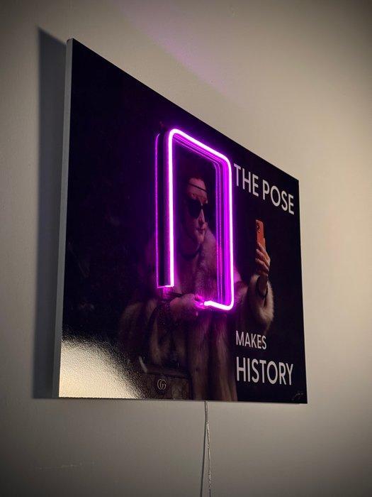 LEDMansion - The Pose Makes History V.1 | Led Wall Artwork, Antiquités & Art, Art | Objets design