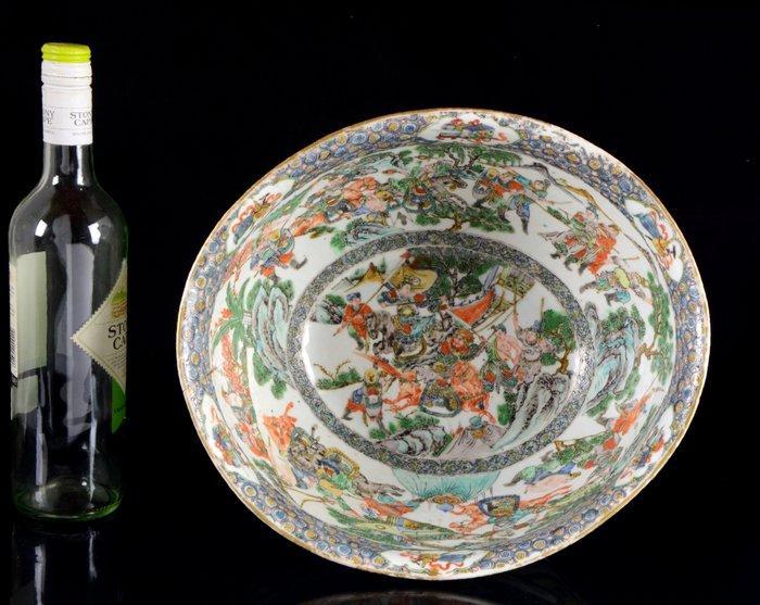 Een grote Chinese famille verte en vergulde Warriors ovaal, Antiek en Kunst, Antiek | Overige Antiek