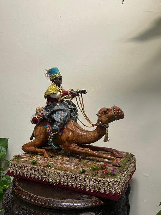 sculptuur, Personaggio su cammello in cuoio pressato -, Antiek en Kunst, Kunst | Niet-Westerse kunst