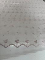 Kostbaar Frans tulegordijnstof, geborduurd en met rand aan