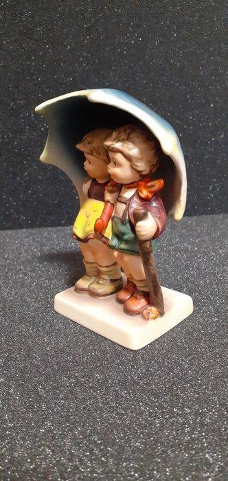 Goebel - Beeldje - Hummel Nr 71 2/0  Stormy Weather  -, Antiek en Kunst, Curiosa en Brocante