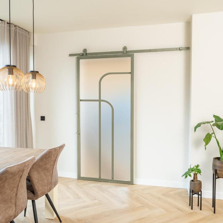 Stalen Schuifdeur - Olijfgroen - 4 Vlaks rond - Mat glas, Doe-het-zelf en Bouw, Raamkozijnen en Schuifdeuren, Inclusief glas, Nieuw