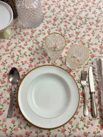 Romantisch tafelkleed voor grote tafels. Elegante landelijke