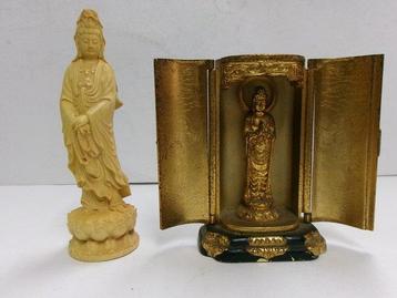 Altaar - Staande standbeeld van Kannon Bodhisattva in een