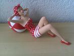 Figurine - LIGGENDE DAME IN BADPAK MET STRANDBAL - Polystone