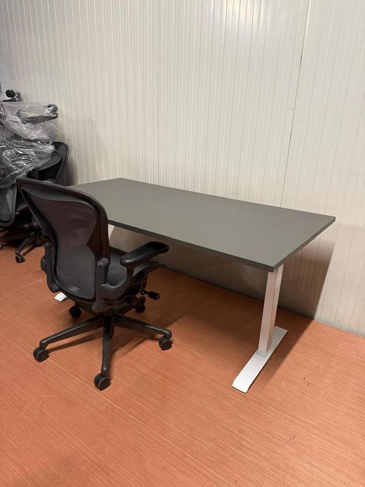 Verstelbaar Bureau - Elektrisch - Antraciet Blad - Wit Frame, Huis en Inrichting, Bureaus, Stabureau, Nieuw, Elektrisch, In hoogte verstelbaar