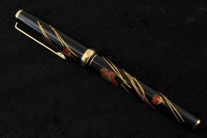 Platinum - Maki-e Plum Blossom & Pine Needle 18K Fine Nib, Verzamelen, Pennenverzamelingen