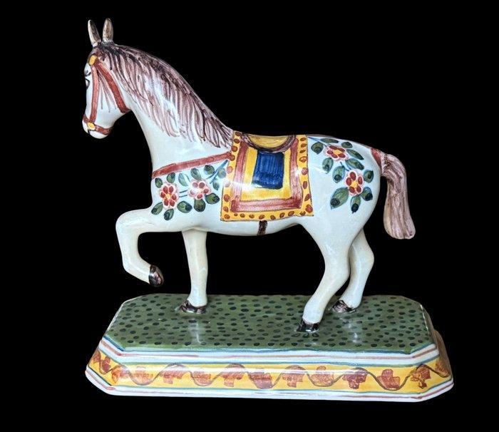 Tichelaar, Makkum - Beeldje - Paard op voetstuk - Aardewerk,, Antiek en Kunst, Antiek | Glaswerk en Kristal