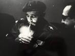 Alberto Korda (1928-2001). - Fidel Castro encendiendo un