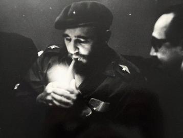 Alberto Korda (1928-2001). - Fidel Castro encendiendo un