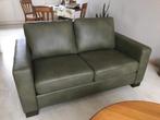 2-zits bank met houten poten - groen leer, Antiek en Kunst, Ophalen of Verzenden