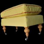 Oude gele Hocker met bronzen wielen - Voetbankje - Hout-