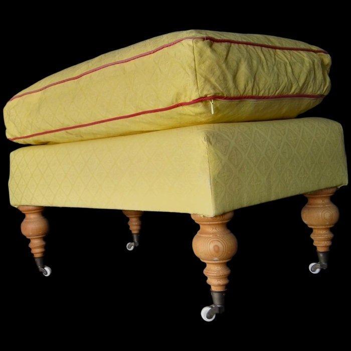 Oude gele Hocker met bronzen wielen - Voetbankje - Hout-, Antiek en Kunst, Curiosa en Brocante