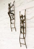 sculptuur, A pair of men climbing the ladder - 50 cm - Brons
